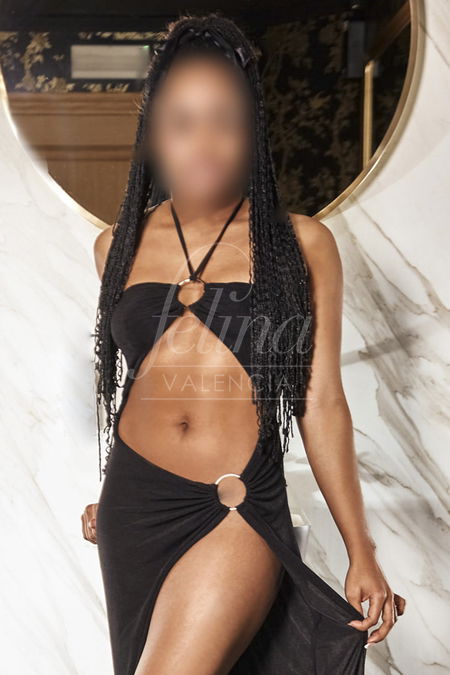 Escort mulatta di lusso in abito sexy a Felina Valencia