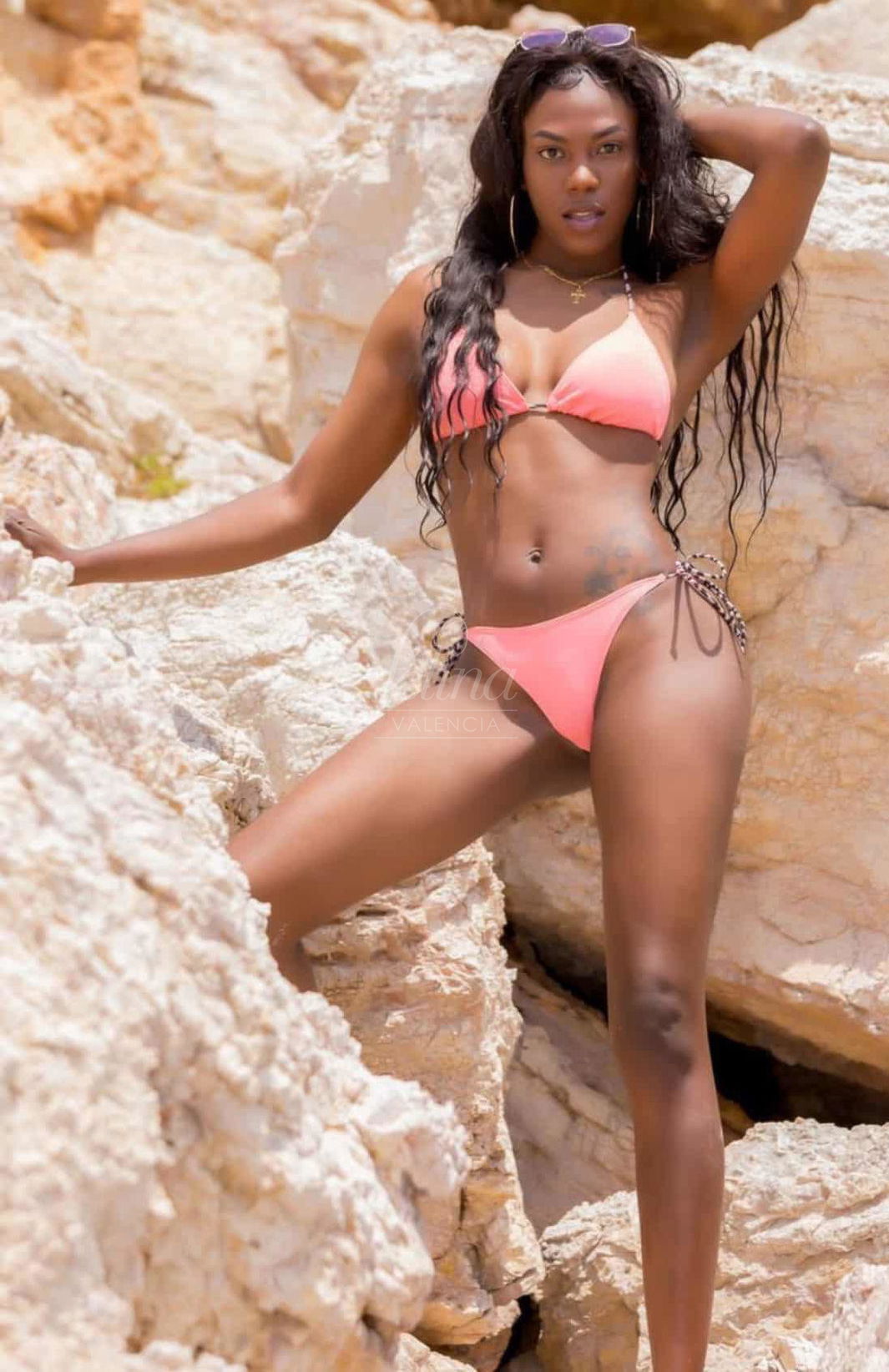 Explosiva Escort mulata en Valencia, lleva bañador rosa, Michel 
