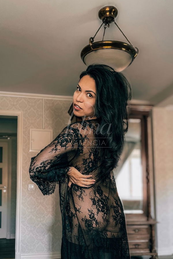 Escort di lusso in lingerie nera a Felina Valencia, Julia