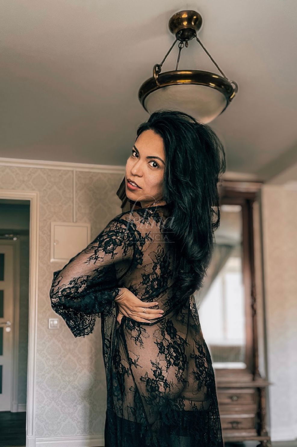 Escort di lusso in lingerie nera a Felina Valencia, Julia